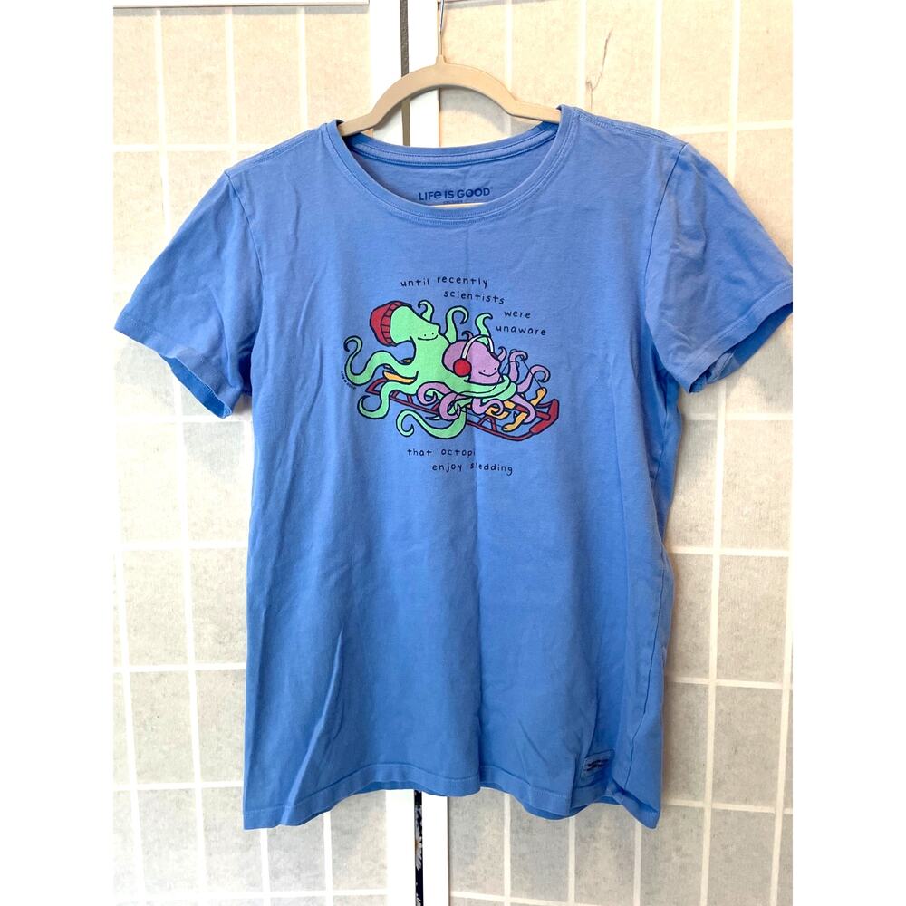 Life Is Good Crusher Sledding Octopus Graphic Tee Blue M Casual Vacation Comfy